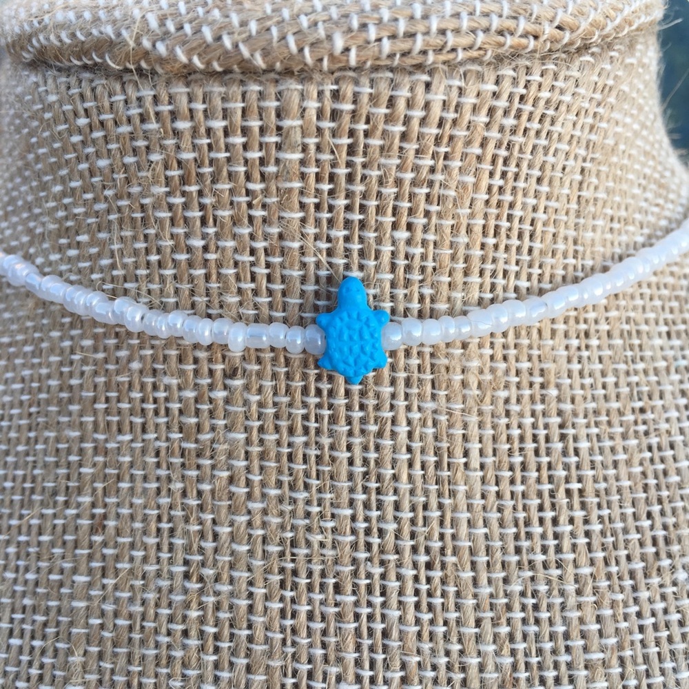 White beaded choker with blue turtle - Picture 2 of 3
